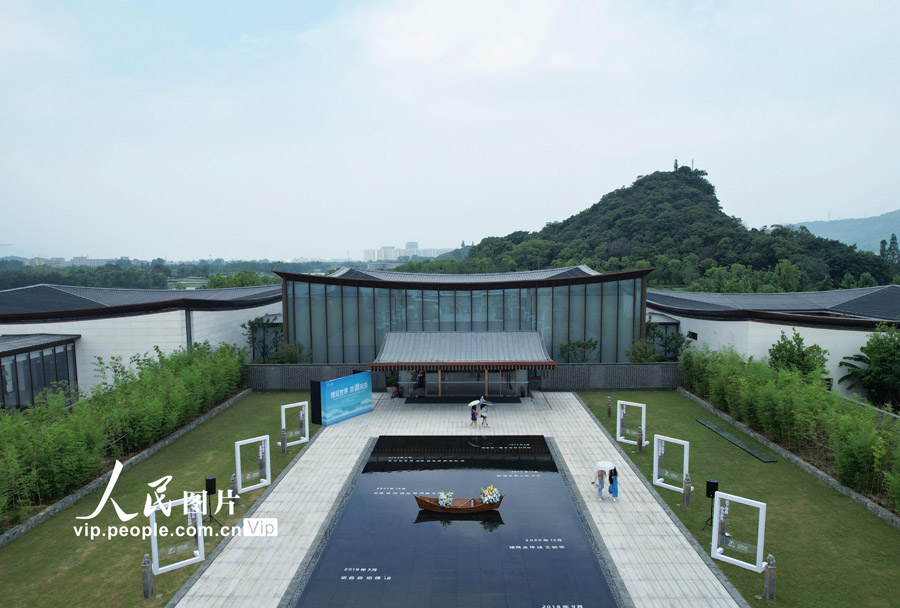 浙江省杭州市蕭山区にある世界観光博覧館を見学する観光客（6月1日撮影?龍巍/写真著作権は人民図片が所有のため転載禁止）。