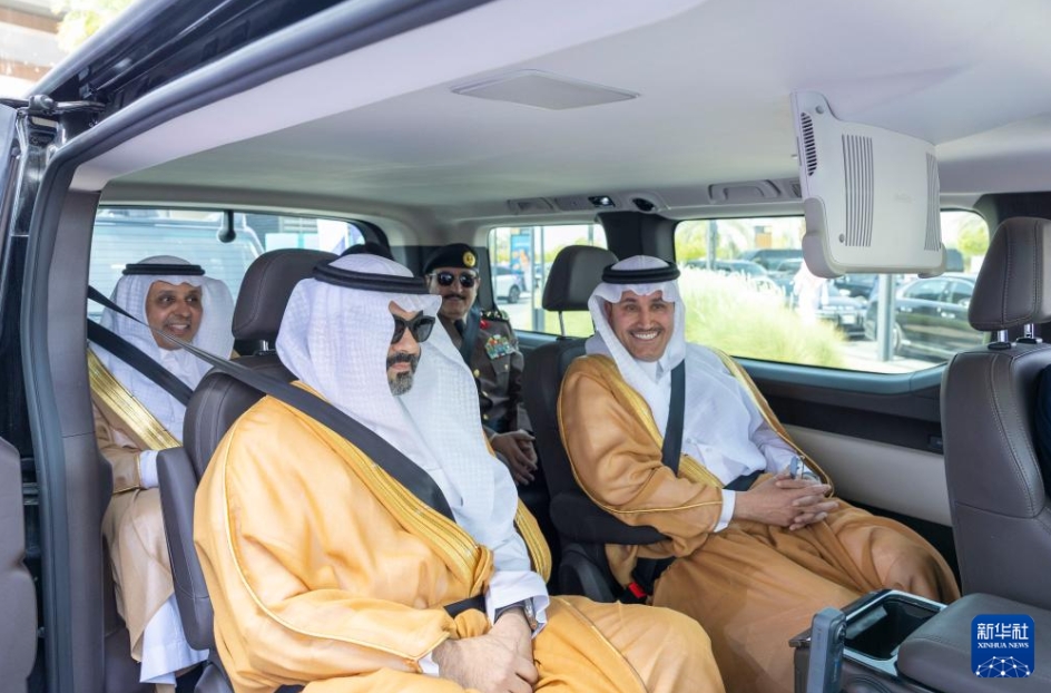 7月23日、サウジアラビアの首都リヤドで、文遠知行の無人運転タクシーに試乗するサウジアラビアのサレ?アルジャセル運輸物流大臣（写真右、写真提供?文遠知行公司）